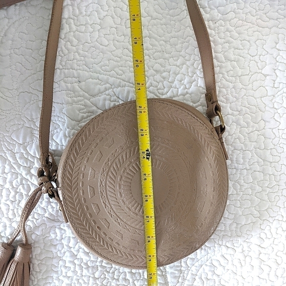 ISABELLA Fiore Nude Leather Round Canteen Crossbody Purse - Picture 10 of 14